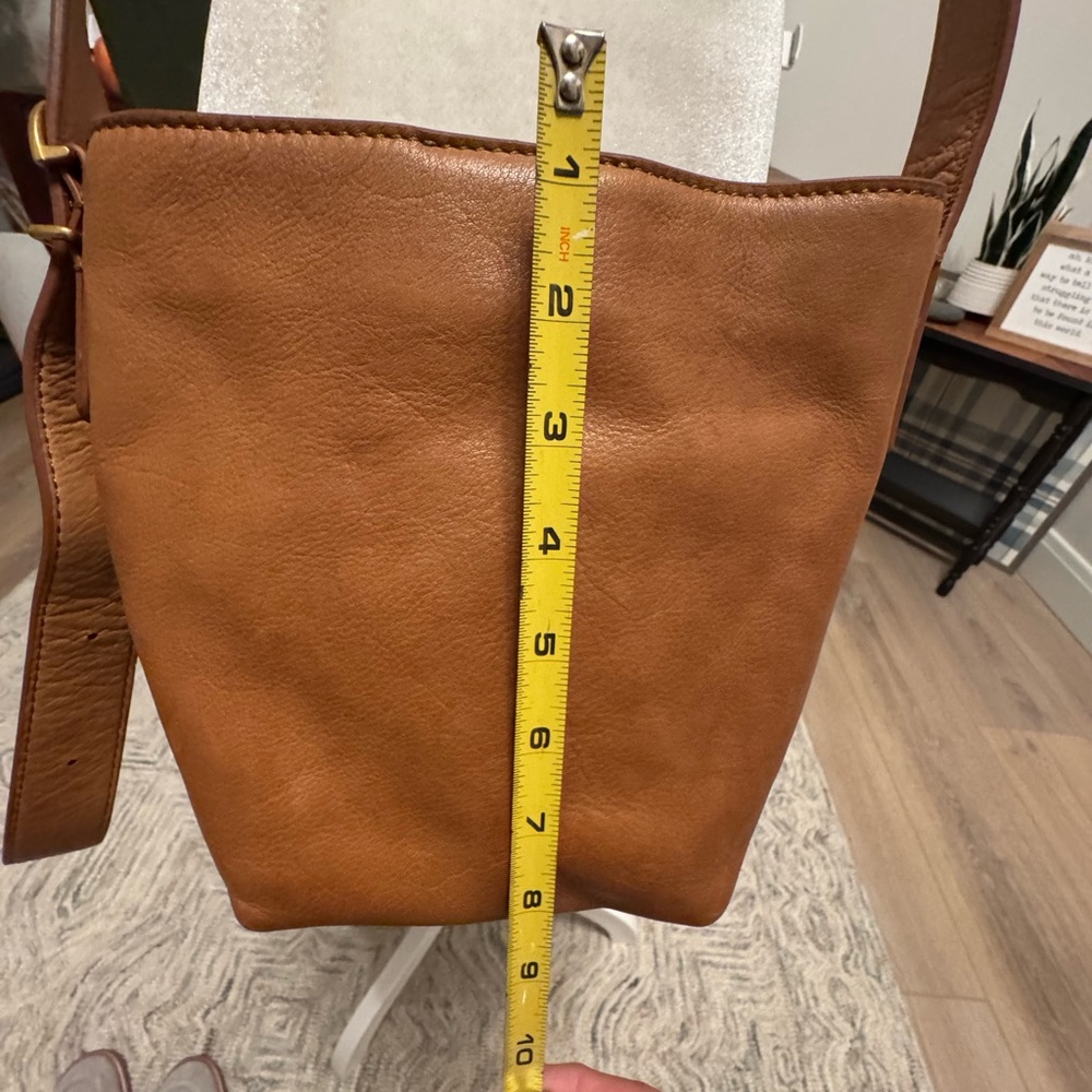 Elegant Brown Leather Crossbody Bag - Picture 4 of 6